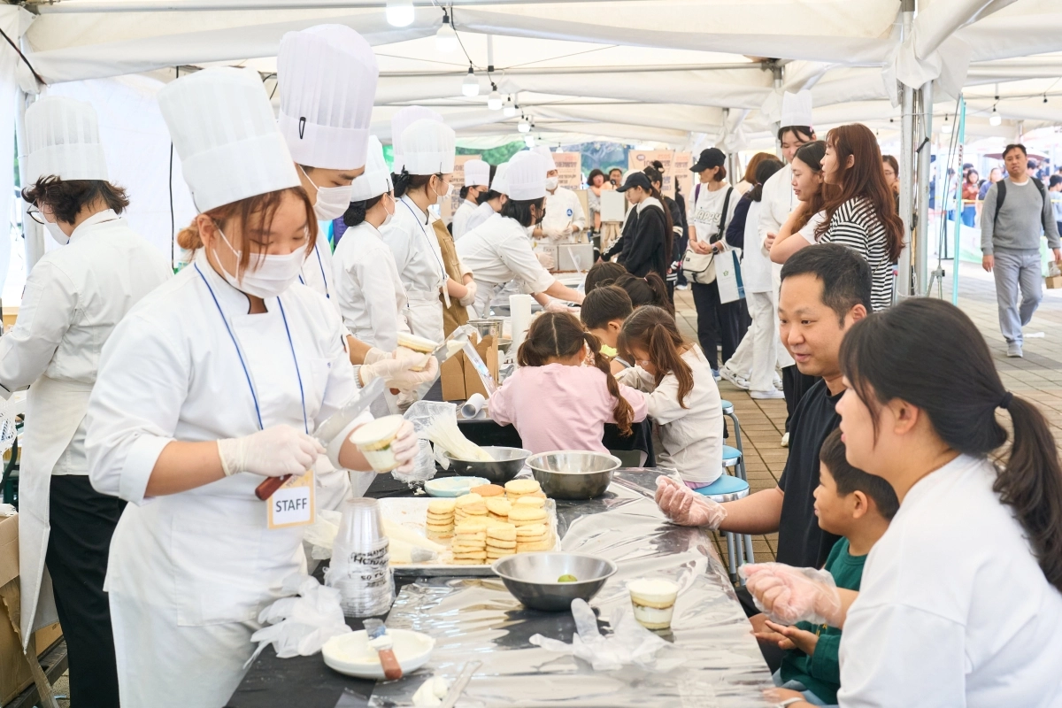 지난해 천안 빵지순례 빵빵데이에서 한 가족이 빵 만들기 체험에 참가하고 있다.  천안시 제공