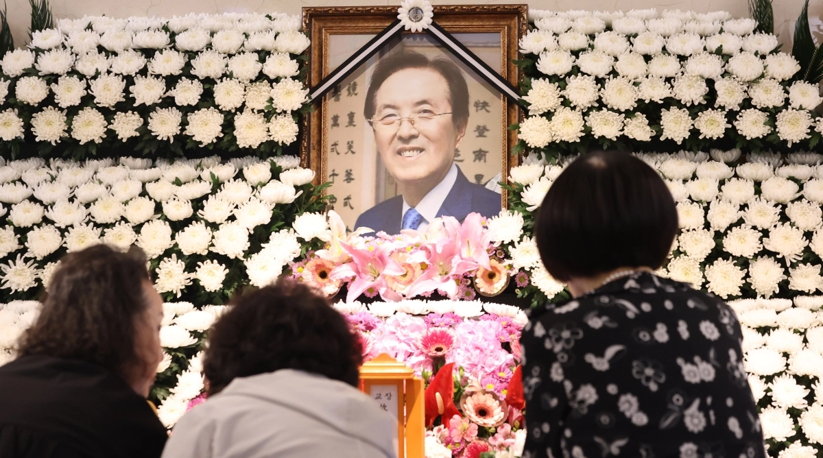 11일 서울 서대문구 세브란스병원 장례식장에 마련된 이선재 일성여자중고등학교 교장의 빈소에 졸업생들의 ﻿발길이 이어지고 있다. ﻿﻿ 연합뉴스