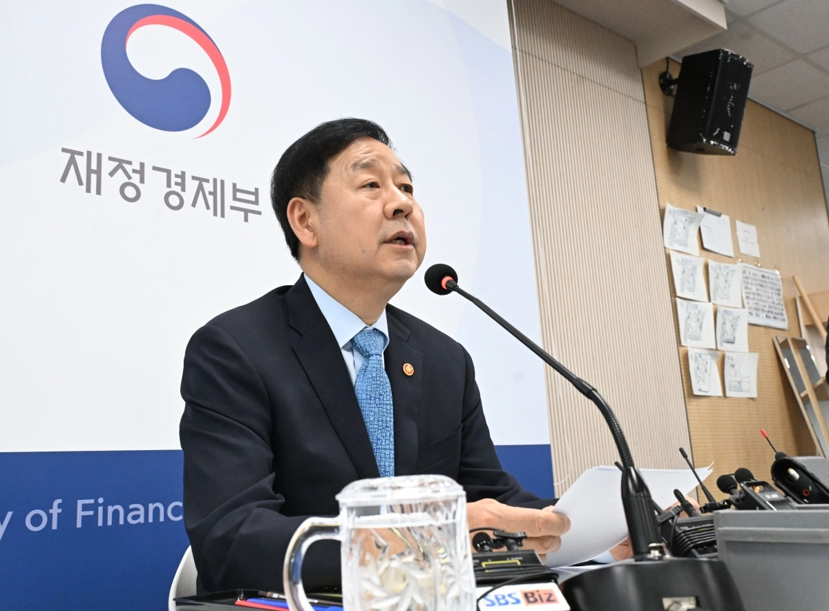 구윤철 부총리 겸 재정경제부 장관이 11일 정부세종청사 중앙동 재경부 기자실에서 열린 출입기자간담회에서 발언하고 있다. 2026.5.11 재정경제부 제공