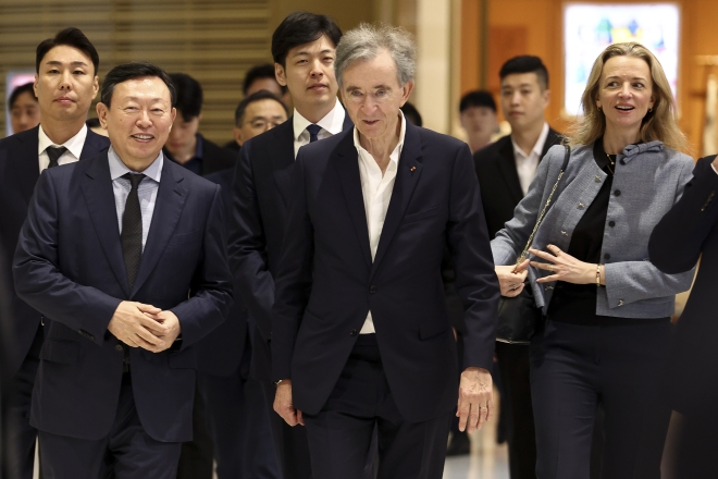 루이비통 회장 부녀, 명품시장 격전지 한국시장 현장 점검