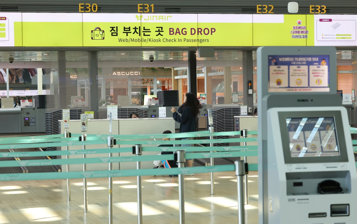 중동전쟁으로 항공유 가격이 급등하면서 저비용항공사(LCC)의 고용 불안이 현실화하고 있다. 사진은 지난 10일 인천국제공항 제2여객터미널 진에어 탑승수속 카운터 모습. 2026.5.10 연합뉴스