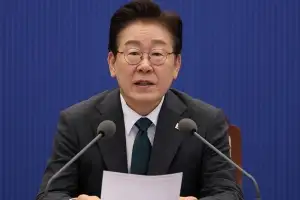 李대통령 “원시적 약탈 금융, 서민 목줄 조여… 해결방안 찾을 것”
