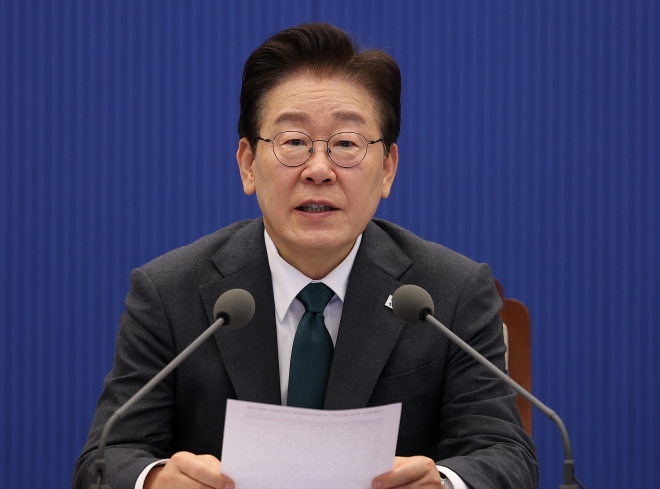 李대통령 “원시적 약탈 금융, 서민 목줄 조여… 해결방안 찾을 것”