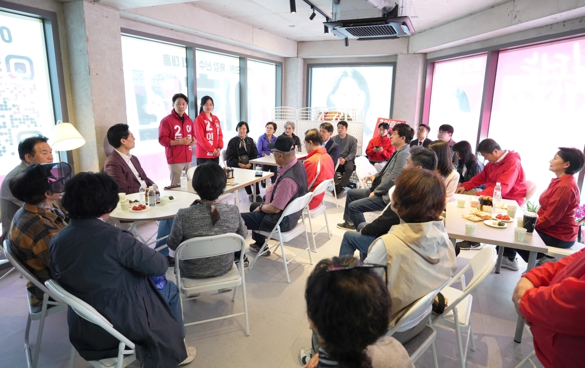 지난 9일 마포구 신수동에서 선거사무소 ‘개소의 날’ 행사를 열고 본격적인 선거 행보에 돌입한 이효원 의원. 서울시의회 제공