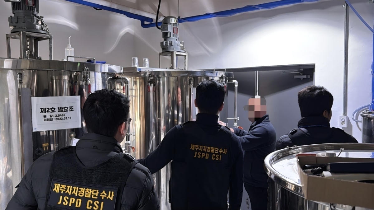 제주의 한 양조장이 미국산·필리핀산 수입 과일로 술을 만든 뒤 제주산 동백꽃과 유채꽃으로 빚은 지역 특산주인 것처럼 속여 수년간 판매한 혐의로 적발됐다. 사진은 제주도자치경찰단이 양조장 내부를 점검하고 있는 모습. 제주도자치경찰단 제공