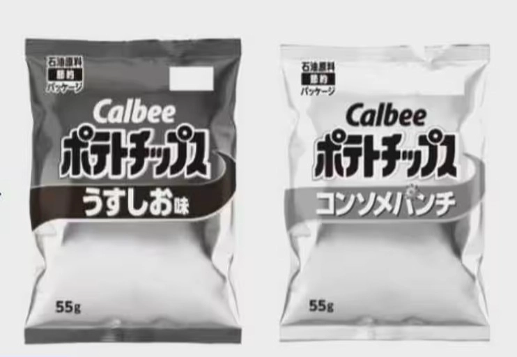일본 과자회사 가루비(Calbee)는 ‘포테토칩’ 등 주요 상품의 패키지를 오는 25일 출하분부터 순차적으로 흑백 2색만 사용한 포장지로 전환한다. 사진은 흑백 패키지로 변경한 예시. NHK 보도화면 캡처