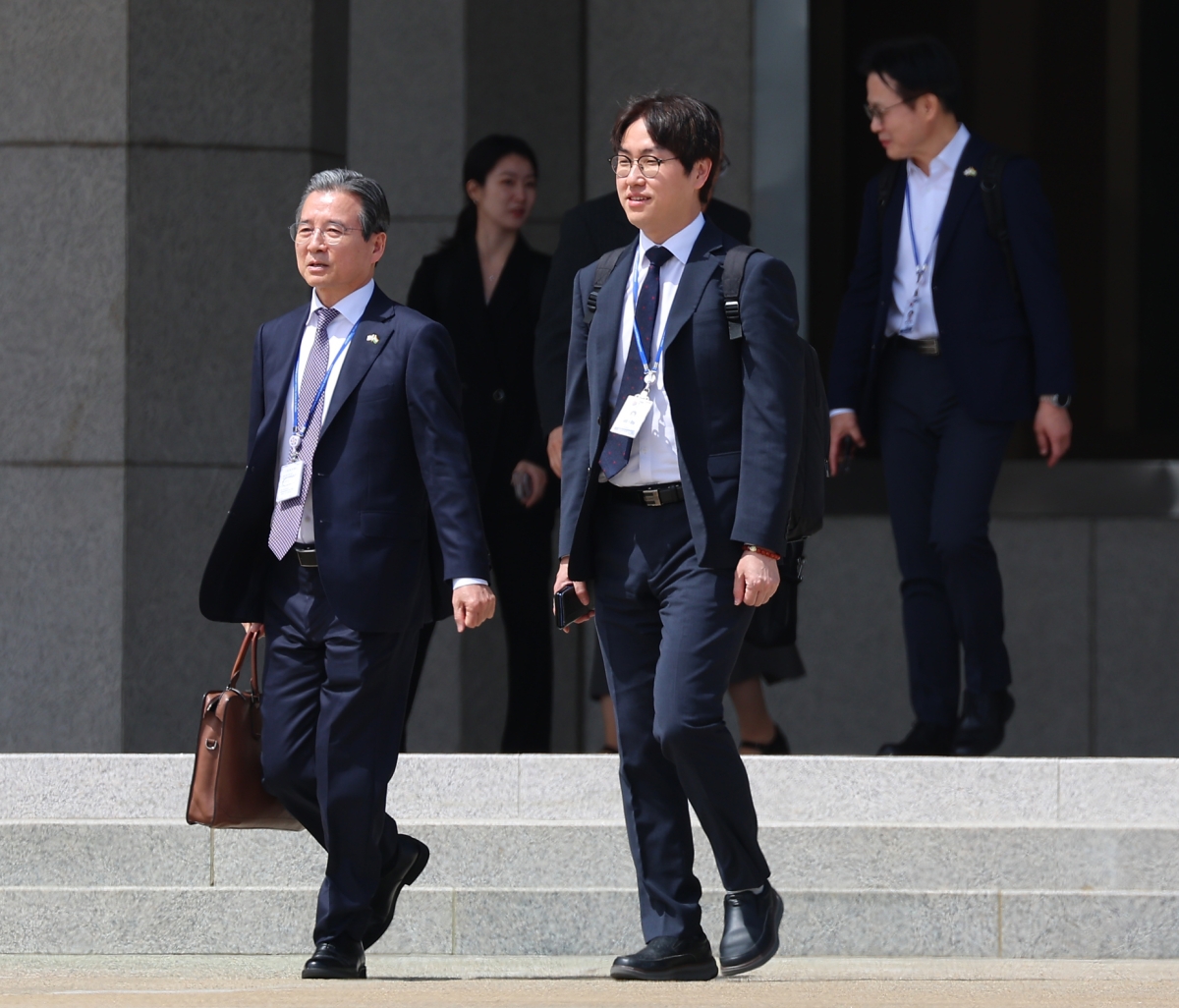 (성남=연합뉴스) 김도훈 기자 = 이재명 대통령의 인도·베트남 순방을 동행 수행하는 김용범 정책실장과 하정우 AI미래기획수석이 19일 성남 서울공항에서 공군 1호기로 향하고 있다. 2026.4.19
