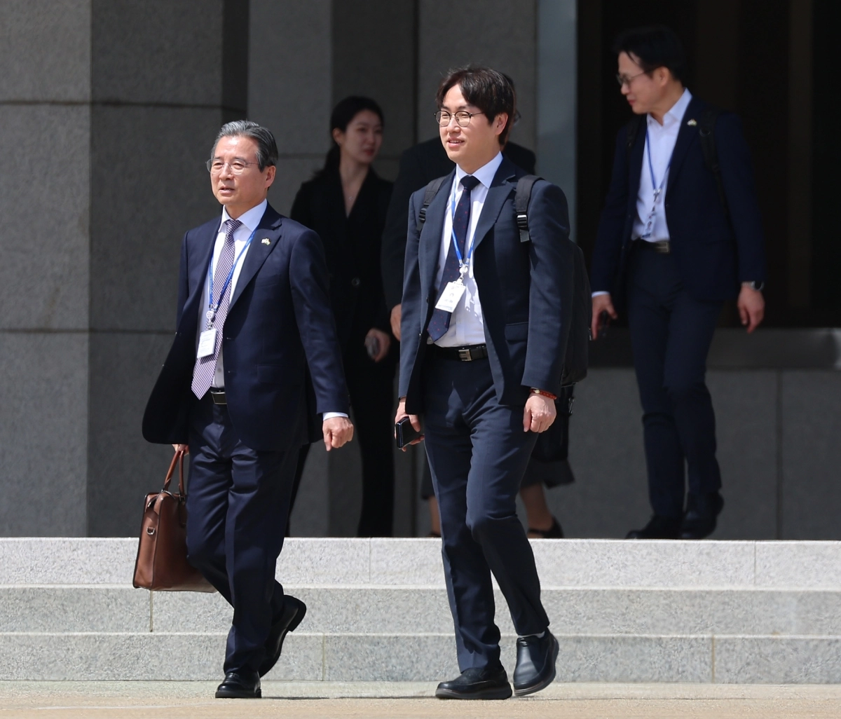 (성남=연합뉴스) 김도훈 기자 = 이재명 대통령의 인도·베트남 순방을 동행 수행하는 김용범 정책실장과 하정우 AI미래기획수석이 19일 성남 서울공항에서 공군 1호기로 향하고 있다. 2026.4.19