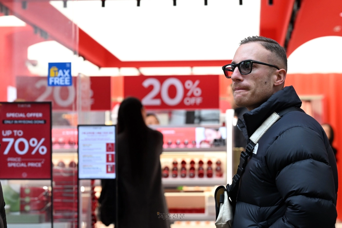 서울 중구 명동 화장품 판매장의 외국인 관광객. 서울신문 DB