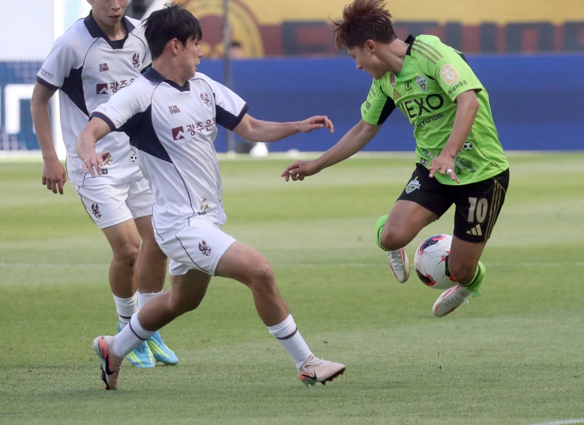 5일 전주월드켭경기장에서 열린 하나은행 K리그1 광주FC와 전북현대 경기. 전북 이승우가 광주 수비수와 공을 다투고 있다 . 2026.5.5 전주 연합뉴스