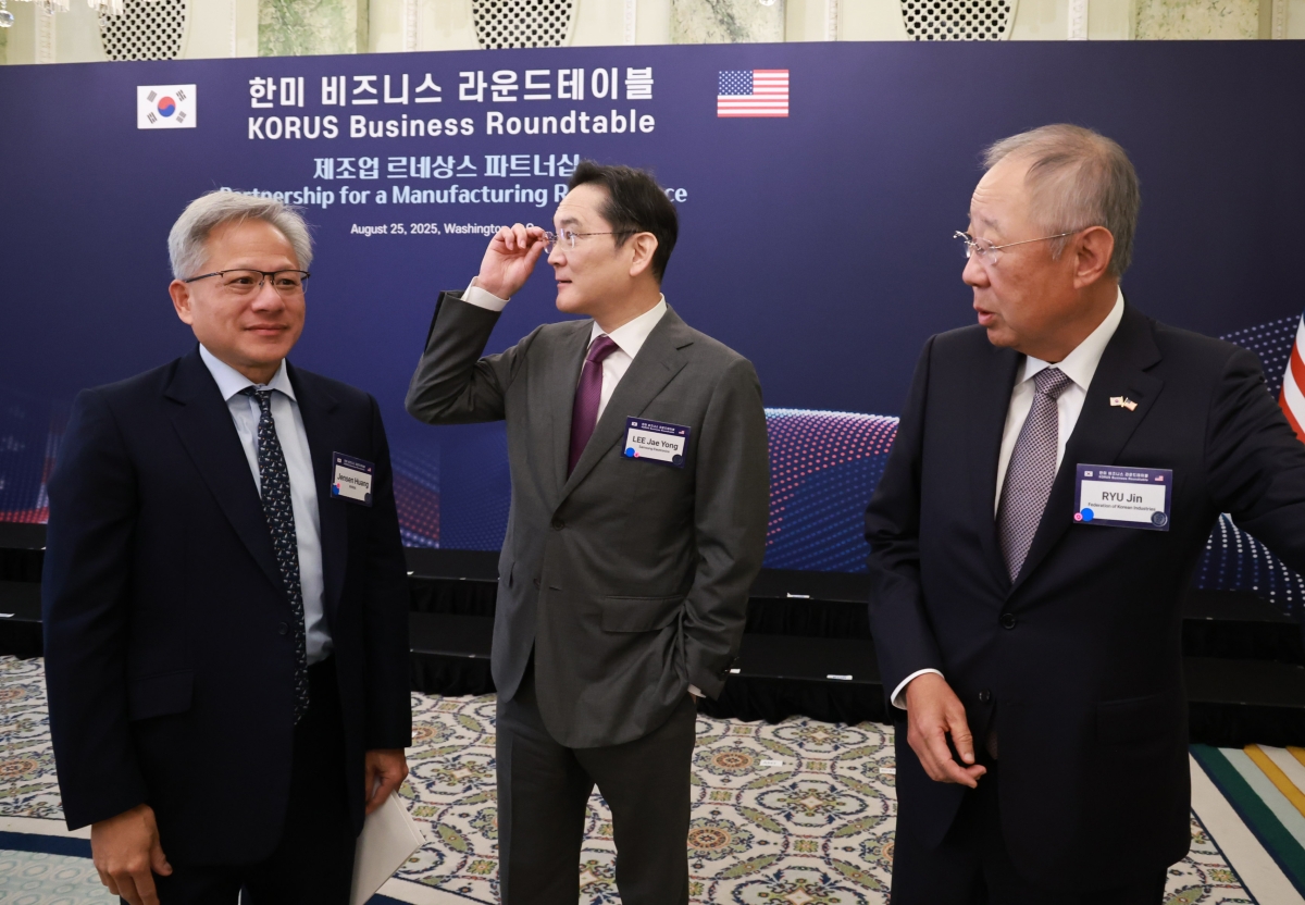 (워싱턴=연합뉴스) 홍해인 기자 = 이재용 삼성전자 회장, 류진 한경협 회장, 젠슨 황 엔비디아 최고경영자가 25일(현지시간) 미국 워싱턴DC 윌라드 호텔에서 열린 한미 비즈니스 라운드 테이블에 참석하고 있다.  2025.8.26