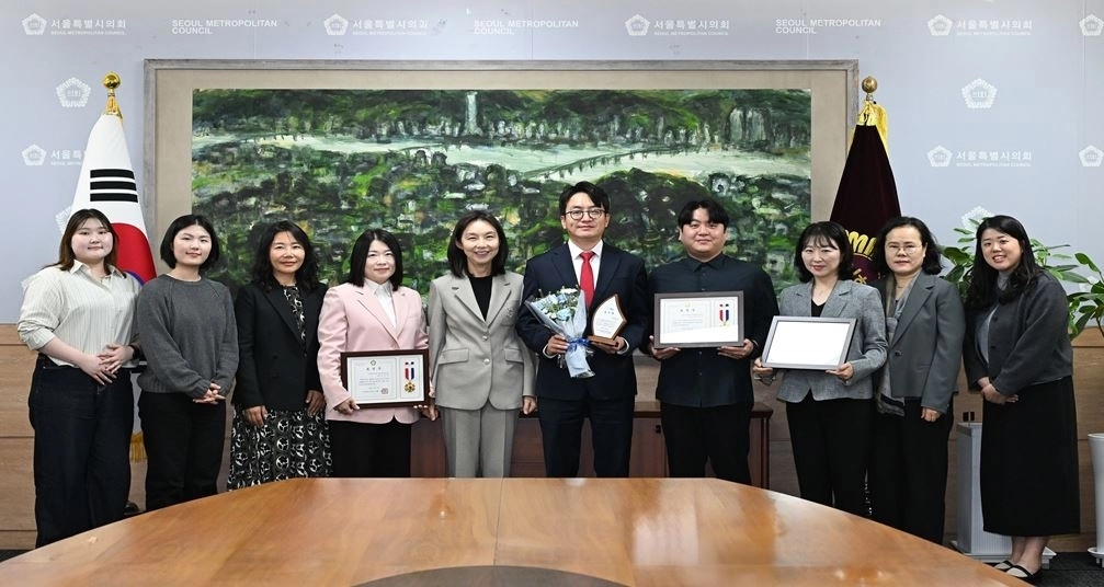 지난 11일 서울시의회 의장 접견실에서 대한영양사협회 서울시 영양사회로부터 감사패를 받은 이상욱 시의원(오른쪽에서 다섯 번째). 서울시의회 제공