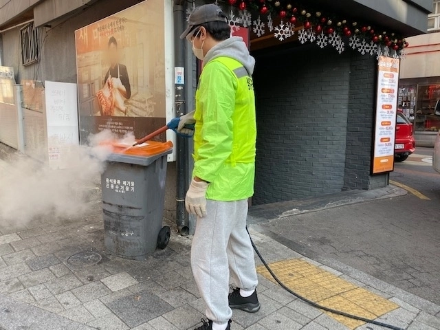 서울 성동구 관계자가 음식물쓰레기 수거용기 세척 서비스를 실시하고 있다. 성동구 제공