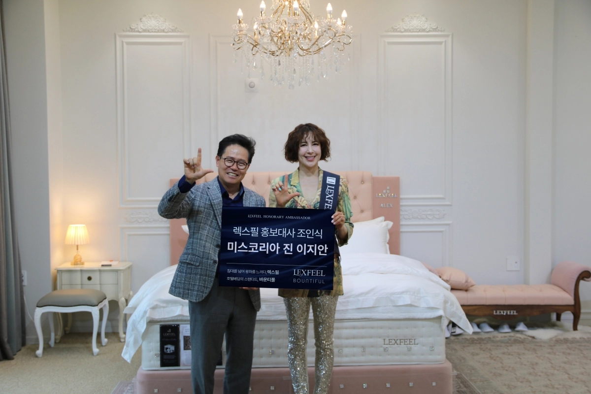 미스코리아 진 이지안이 홍보대사 조인식 체결 후 기념 촬영을 하고 있다.(사진=렉스필 제공)