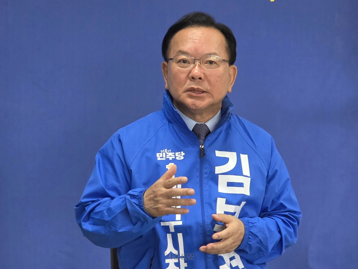 김부겸 더불어민주당 대구시장 후보가 12일 대구 달서구 두류동에 있는 선거사무소에서 서울신문과 만나 “대구는 저를 키워 준 고향인 만큼 지역 소멸을 막고 대구의 부흥을 다시 이끄는 게 제 역할”이라고 말하고 있다.