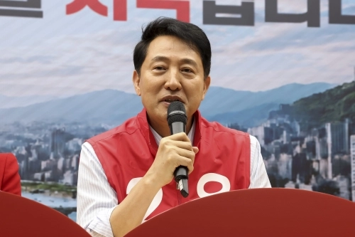 오세훈 더불어민주당 서울시장 후보가 12일 서울 영등포구 국민의힘 중앙당사 앞에서 열린 서울시당 선대위 발대식에서 발언하고 있다.  연합뉴스