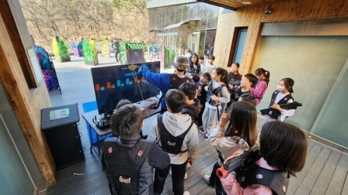 서울  노원구 불암산 더불어숲 체험장에서 어린이들이 서바이벌 게임 결과를 확인하고 있다.  노원구 제공