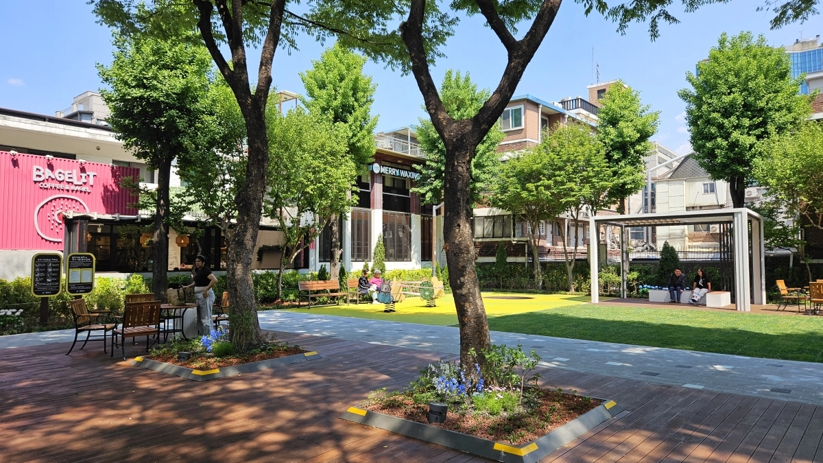 지난달 말 시설 개선 공사를 마친 서울 광진구 화양동 화양어린이공원 전경. 건대 맛의거리 상가 골목에 있는 공원은 어린이뿐만 아니라 다양한 방문객들이 즐길 수 있는 공간으로 바뀌었다. 광진구 제공