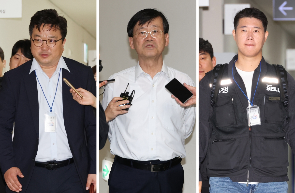 삼성전자 노사가 12일 정부세종청사 중앙노동위원회에서 열린 2차 사후조정 회의에서 정부의 중재 하에 성과급 갈등을 둘러싼 마지막 협상을 벌이고 있다.  이날 2차 사후조정회의에 참석하는 삼성전자 대표교섭위원인 김형로 부사장(왼쪽 사진)과 최승호 초기업노조 삼성전자지부 위원장(오른쪽 사진). 전날 1차 사후조정 회의장 밖에서 취재진 질문에 답하는 황기돈 중노위 준상근조정위원(가운데 사진).  연합뉴스