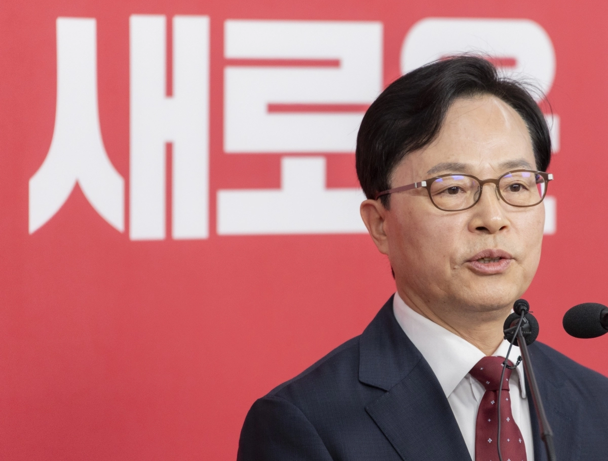 윤용근 변호사가 23일 국민의힘 중앙당사에서 6ㆍ3 재보선 공주·부여·청양 선거구 공천 면접을 본 뒤 취재진 질문에 답하고 있다.연합뉴스