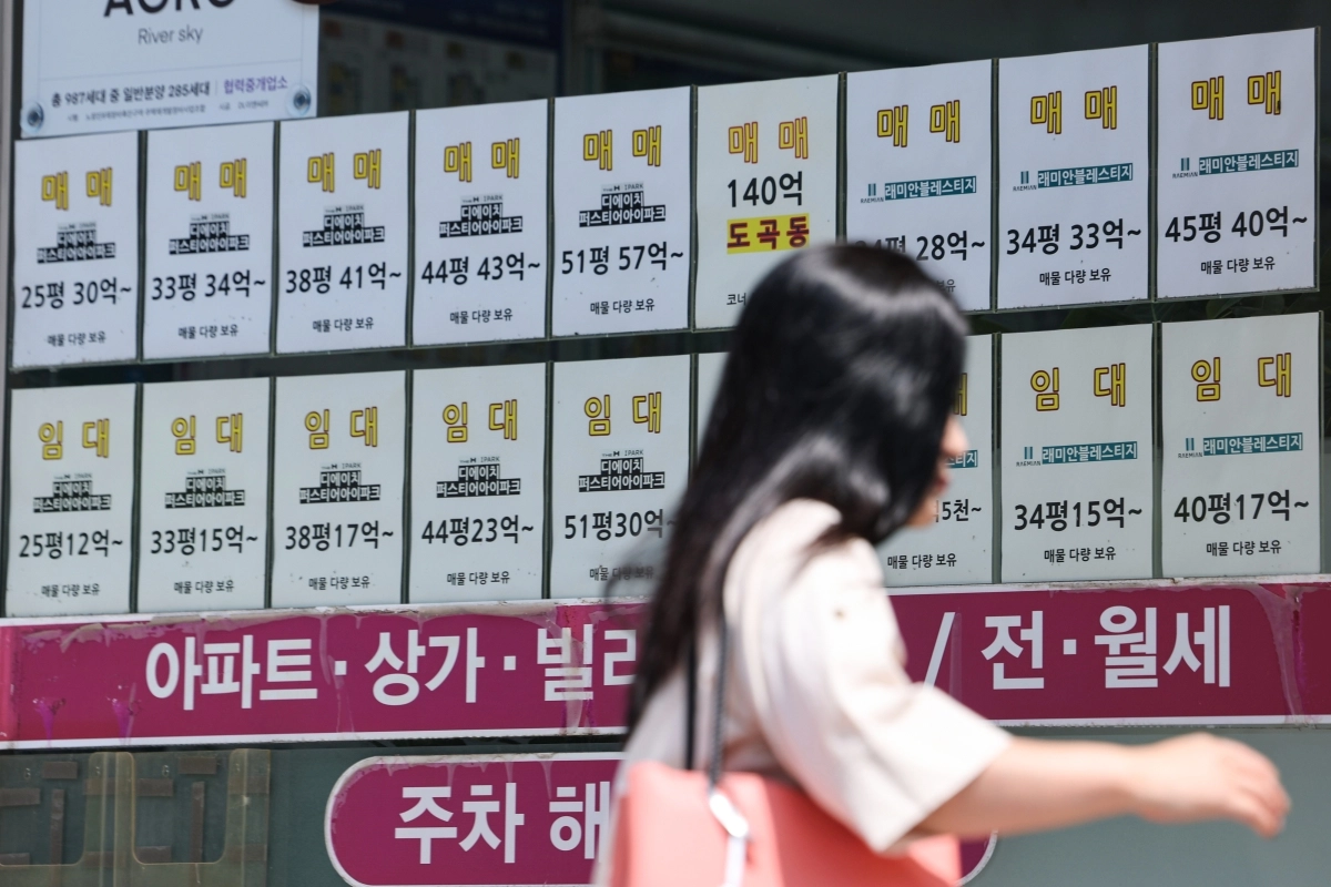 서울 강남구 한 부동산 중개업소에 붙은 매물 홍보물. 2026.5.12. 연합뉴스