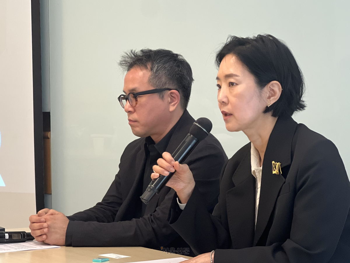 ‘하이브 아트페어’ 주최사 디엑세스의 김정연(오른쪽) 대표와 김동현 이사가 12일 서울 종로구 서머셋팰리스에서 기자간담회를 열고 행사 취지를 설명하고 있다. 정회하 수습기자