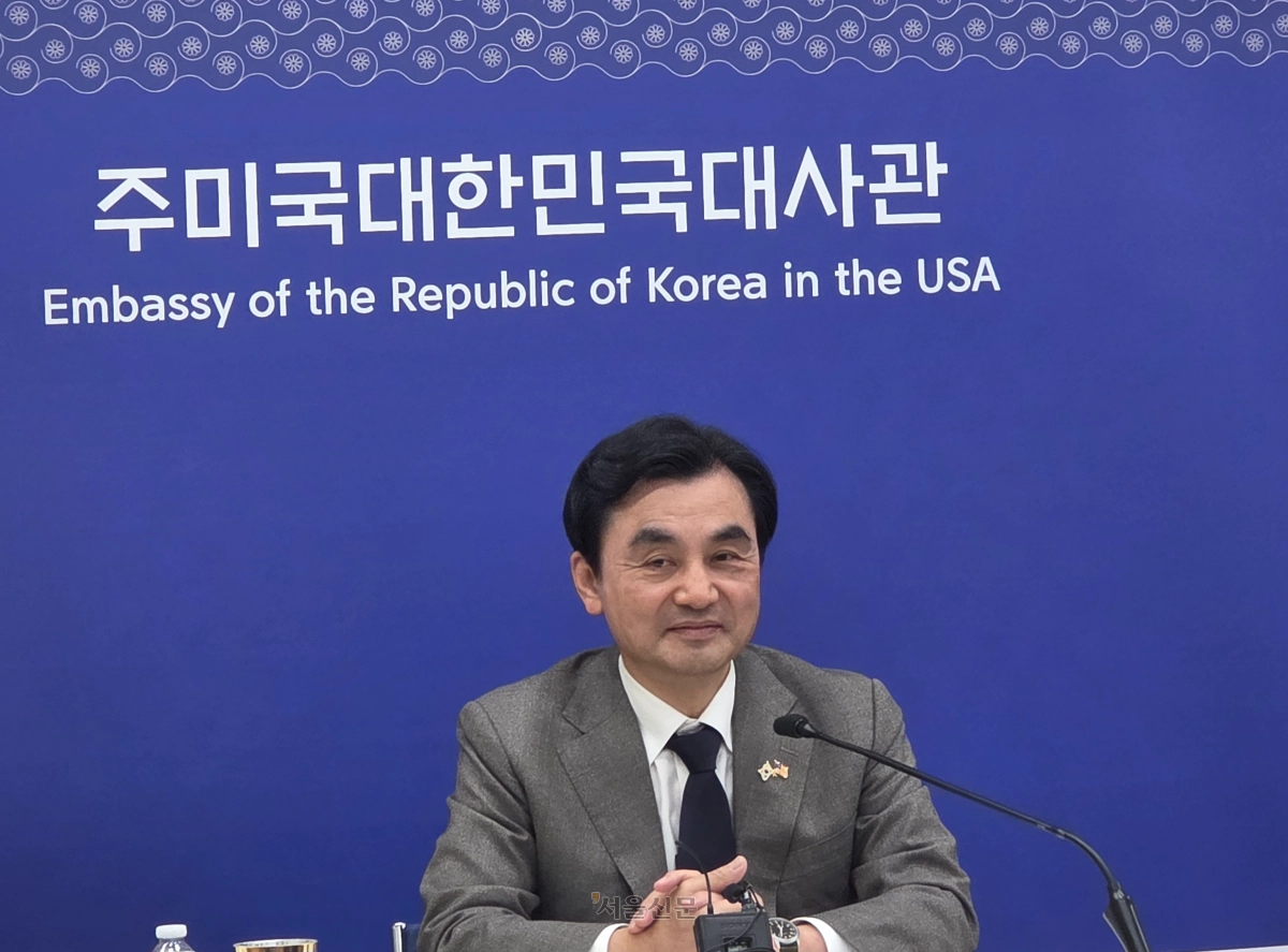 안규백 국방부 장관이 12일(현지시간) 미국 워싱턴DC 주미 한국대사관에서 특파원들과 간담회를 하고 있다. 워싱턴DC 임주형 특파원