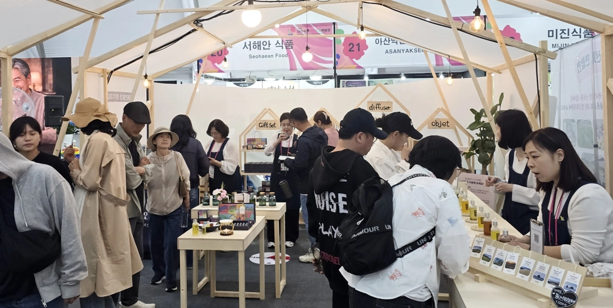 2026태안국제원예치유박람회장 ‘태안팔경 향기존’을 찾은 방문객들. 태안군 제공
