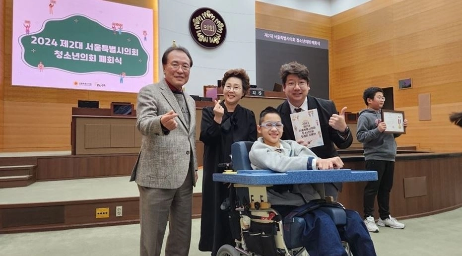 지난 2024년 제2대 서울시의회 청소년의회 폐회식에서 조온유 청소년의원(중앙 휠체어)과 함께 기념사진을 촬영하는 문성호 의원(오른쪽)과 이종환 부의장(왼쪽). 내용과는 무관