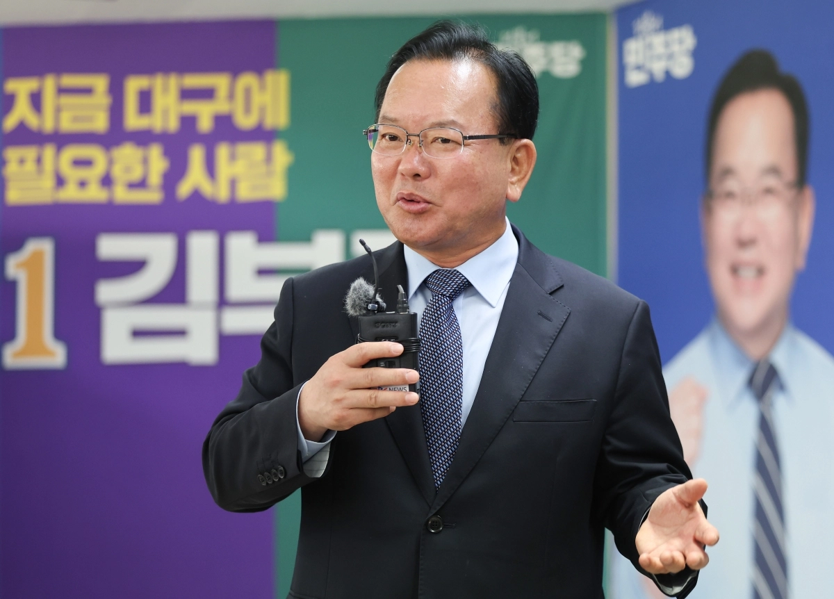 언론 인터뷰 갖는 김부겸