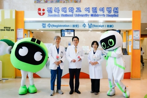 전북현대모터스FC 마스코트인 ‘나이티’와 ‘써치’가 전북대병원 어린이 병동을 찾아 환우와 가족들을 위한 특별한 응원 행사를 진행했다. 전북대병원 제공
