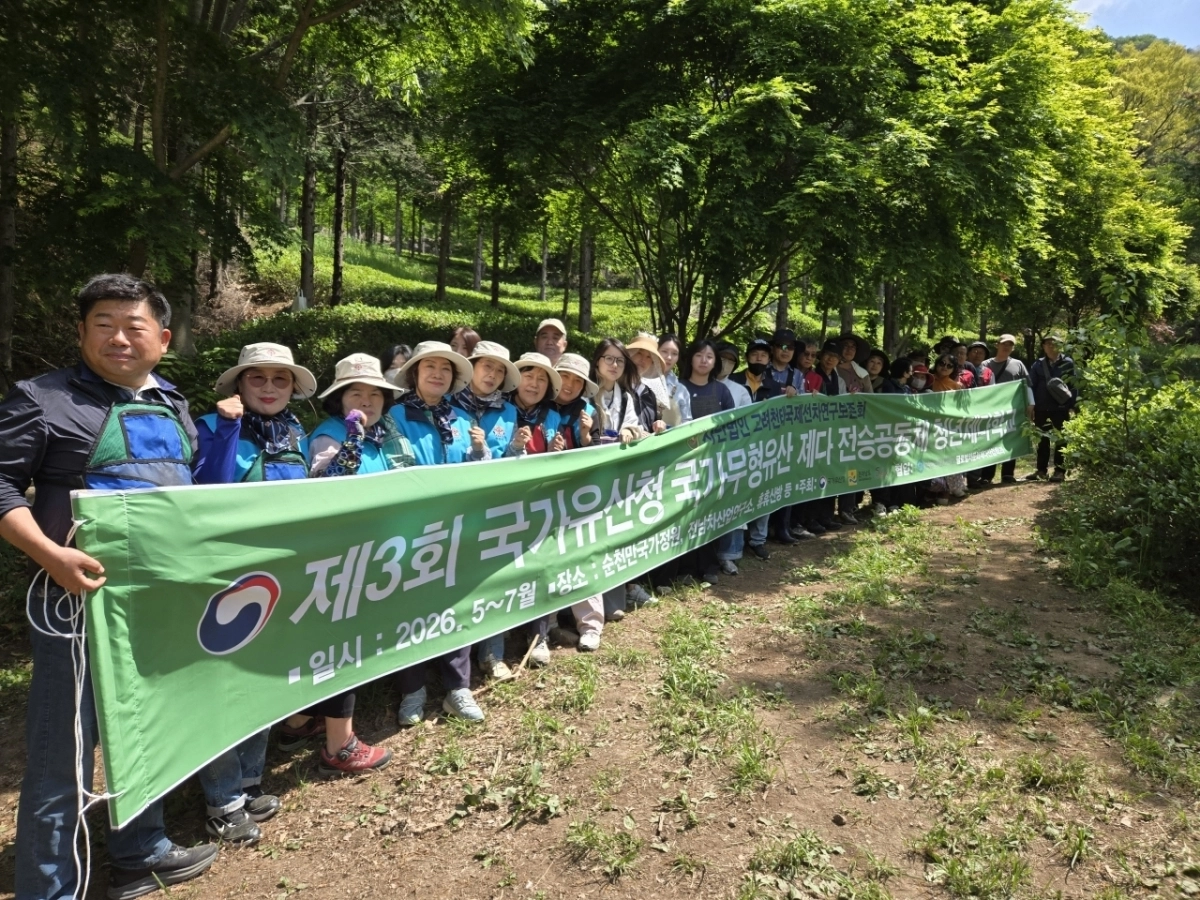 지난 11일 외서면 휴휴산방에서 열린 ‘2026년 전승공동체 활성화 지원사업 차·울력 재현 행사’ 참가자들이 기념촬영을 하고 있다.