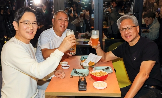 아시아태평양경제협력체(APEC) 정상회의를 계기로 한국을 찾은 젠슨 황 엔비디아 최고경영자(CEO)가 서울 강남구 삼성동의 한 치킨집에서 이재용 삼성전자 회장, 정의선 현대차그룹 회장과 치맥 회동 중 기념촬영을 하고 있다. 2025.10.30 연합뉴스