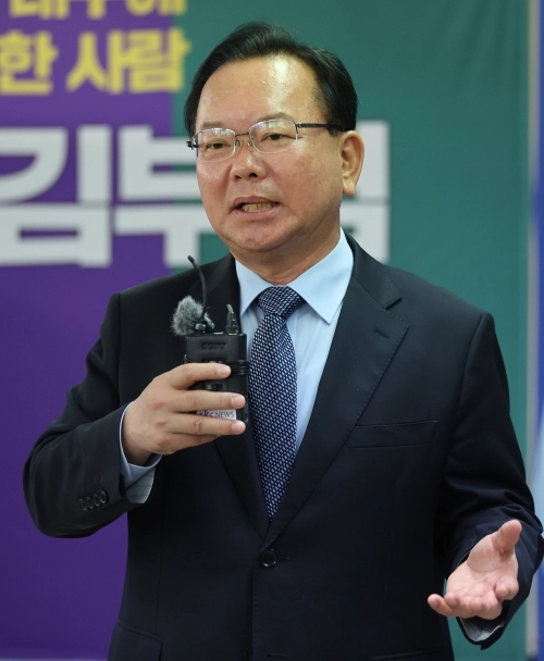 언론 인터뷰 갖는 김부겸