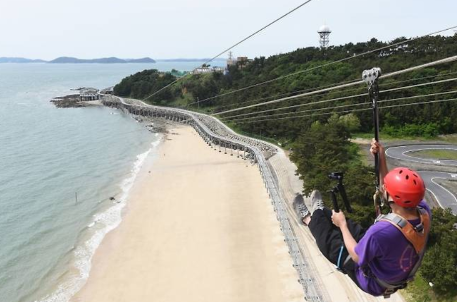 충남 보령 바다 위에서 짚라인을 즐기는 여행객. 서울신문DB