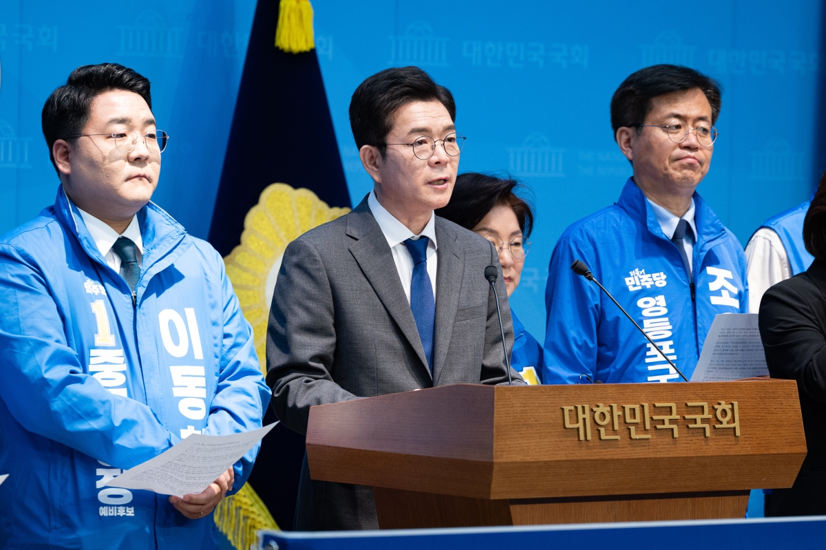 정원오 더불어민주당 서울시장 후보가 13일 국회 소통관에서 서울 구청장 후보들과 함께 소득 없는 1주택자 재산세 감면 공약 발표 기자회견을 하고 있다. 2026.5.13/뉴스1
