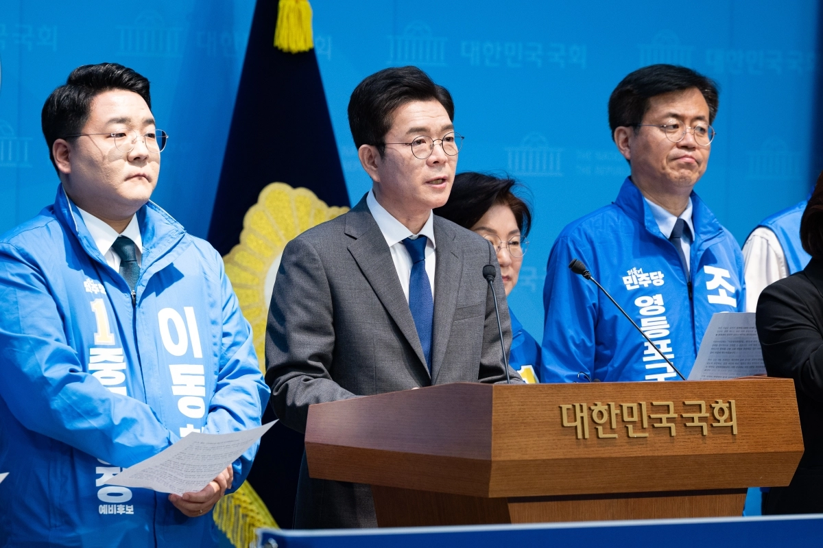 정원오 더불어민주당 서울시장 후보가 13일 국회 소통관에서 서울 구청장 후보들과 함께 소득 없는 1주택자 재산세 감면 공약 발표 기자회견을 하고 있다. 2026.5.13/뉴스1