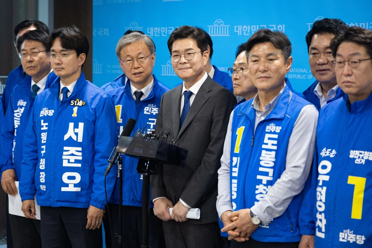 정원오(앞줄 오른쪽 세 번째) 더불어민주당 서울시장 후보가 13일 국회 소통관에서 소득 없는 1주택자 재산세 감면 공약 발표 기자회견 후 취재진 질문에 답하고 있다. 2026.5.13/뉴스1