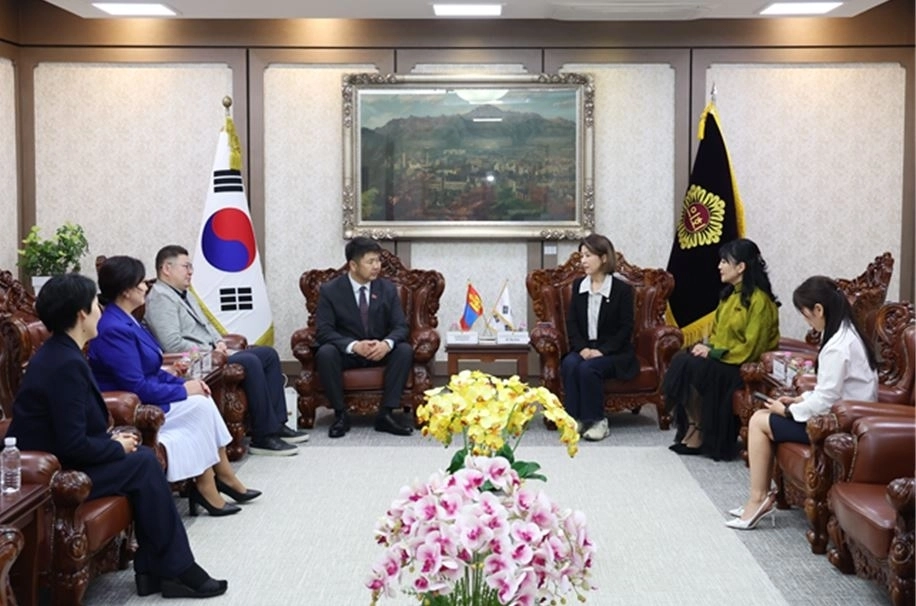13일 몽골 울란바타르 항올구의회 대표단과 면담을 가진 아이수루 시의원. 서울시의회 제공