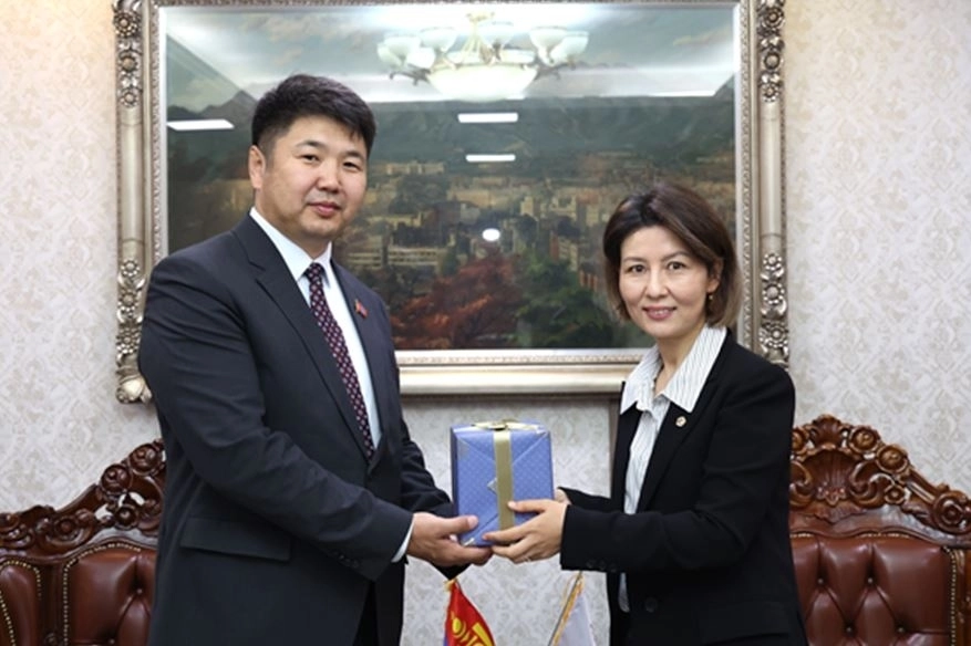 몽골 항올구의회 대표단과 선물 교환하는 아이수루 시의원
