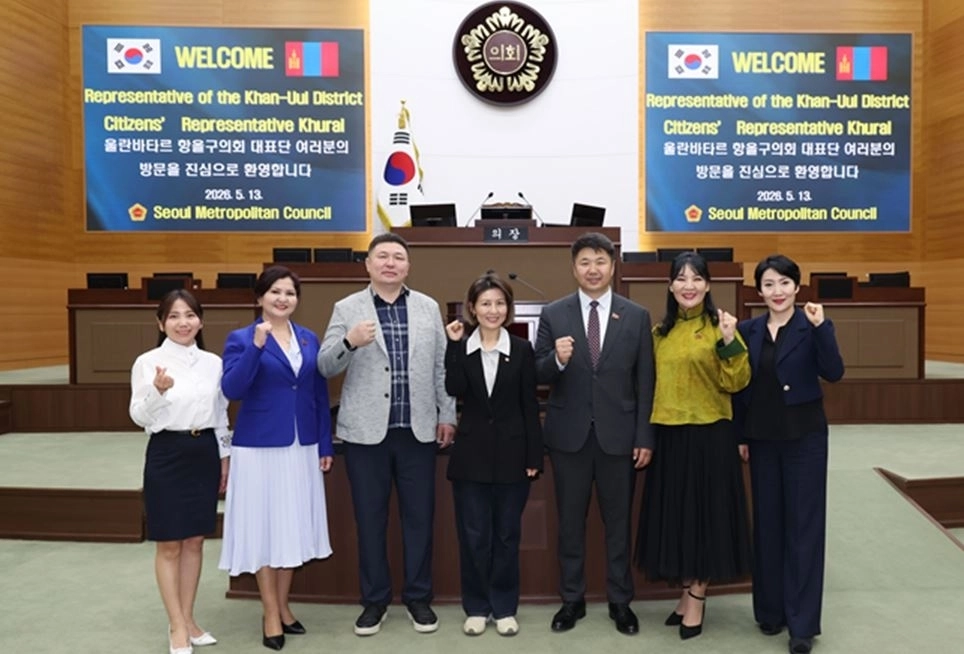 몽골 울란바타르시 항올구의회 대표단 본회의장 참관(가운데 아이수루 의원). 서울시의회 제공