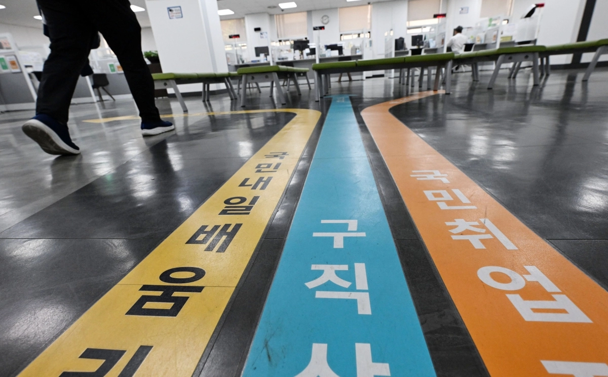 취업자가 16개월 만에 최소폭으로 증가하며 청년 고용률은 금융위기 이후 최장 하락을 기록한 가운데 13일 서울 마포구 서부고용복지플러스센터에서 구직자가 상담을 받기 위해 이동하고 있다. 2026.5.13 도준석 전문기자