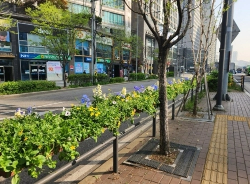 서울 구로구가 주요 도로변 버스정류장 인근에 설치한 화단.  구로구 제공