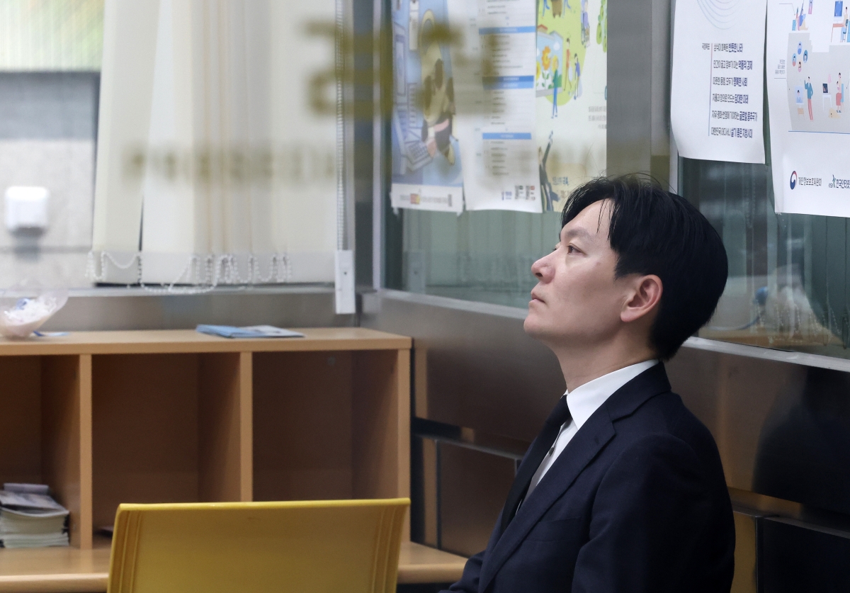 박상용 인천지검 부부장검사가 11일 서울 서초구 대검찰청에서 열리는 이른바 ‘연어 술파티 진술 회유 의혹’과 관련한 자신의 징계 여부를 논의하는 대검찰청 감찰위원회 회의에 출석을 자청하며 민원실에서 대기하고 있다. 뉴시스