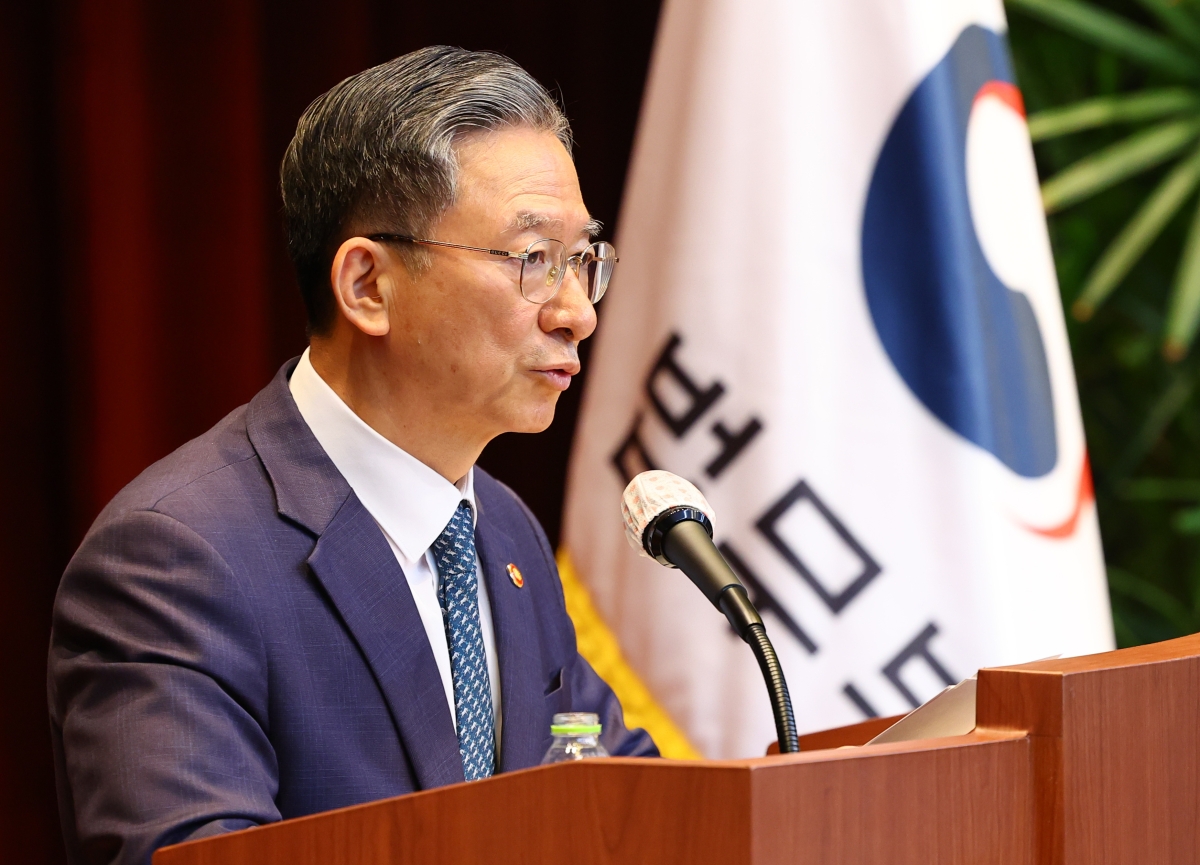 정성호 법무부 장관이 7일 오전 경기 과천시 정부과천청사 대강당에서 열린 신임 검사 임관식에서 당부말을 하고 있다. 뉴시스