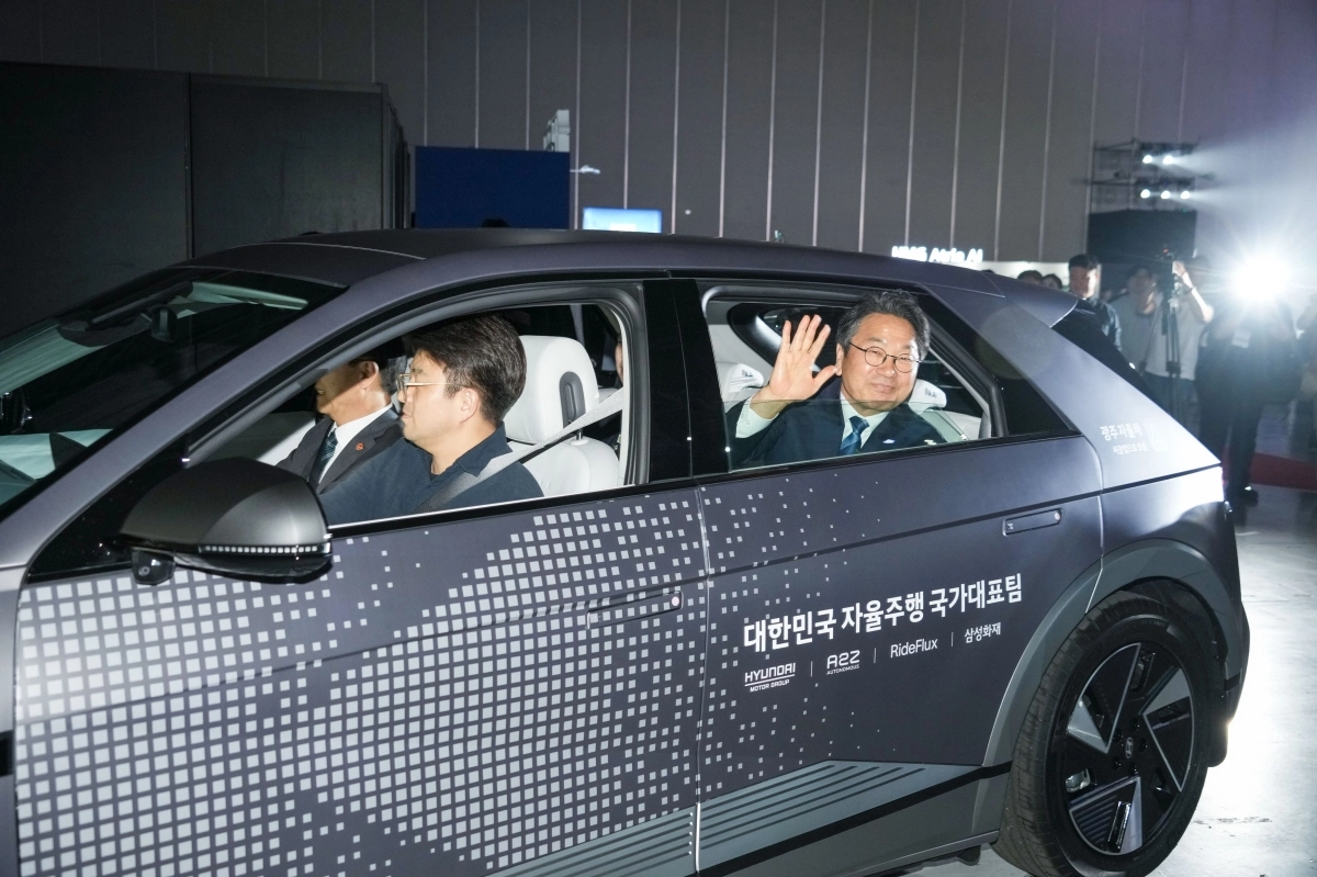 강기정 광주시장이 13일 오전 김대중컨벤션센터에서 열린 ‘대한민국 자율주행팀 출범식’에서 김윤덕 국토부 장관 등 참석자들과 자율주행 실증차량을 시승하고 있다. 광주광역시 제공