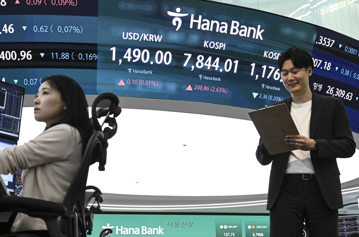 코스피가 반등해 7800선을 회복한 13일 서울 중구 하나은행 본점 딜링룸 전광판에 종가가 표시돼 있다. 이날 코스피는 전장 대비 200.86p(2.63%) 오른 7844.01에 거래를 마치며 종가 기준 최고치를 달성했다. 2026.5.13 이지훈 기자