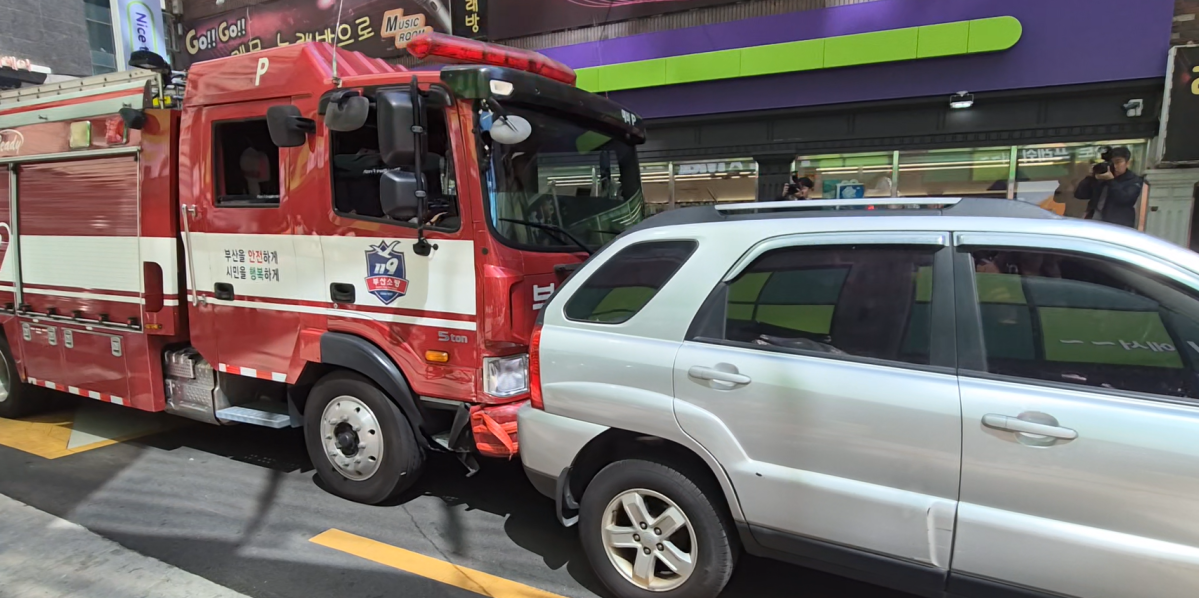 부산소방재난본부가 13일 오전 부산 부산진구 서면 한 아파트 근처 이면도로에서 소방차의 통행을 막는 불법 주·정차 차량을 강제로 밀어 이동하는 훈련을 실시하고 있다. 부산소방재난본부 제공