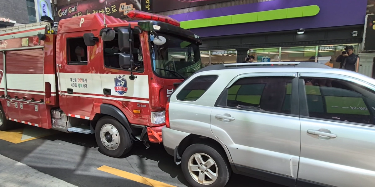 부산소방재난본부가 13일 오전 부산 부산진구 서면 한 아파트 근처 이면도로에서 소방차의 통행을 막는 불법 주·정차 차량을 강제로 밀어 이동하는 훈련을 실시하고 있다. 부산소방재난본부 제공