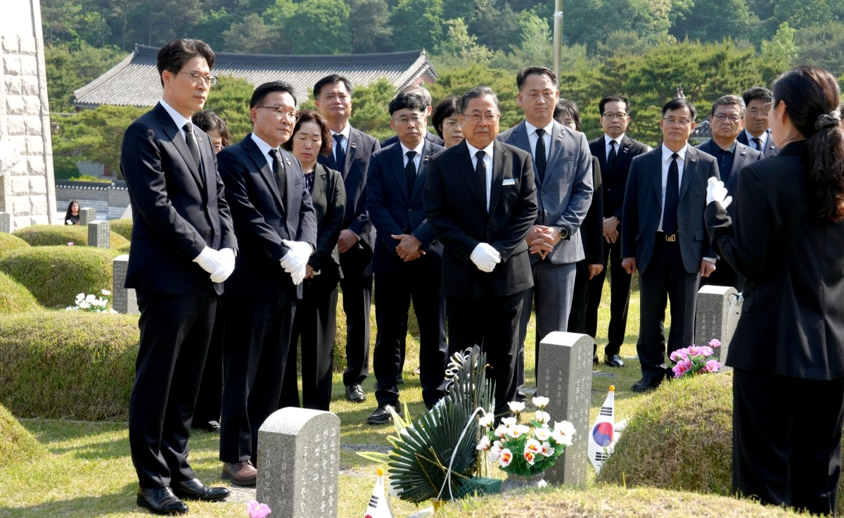황기연 전남도 행정부지사 등 전남도청 공무원들이 13일 광주 국립 5·18 민주묘지를 참배하고 있다.